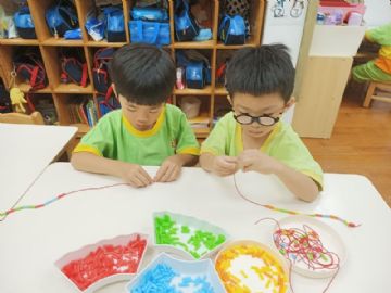 認真的穿吸管項鍊