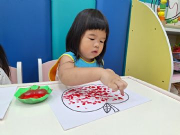 美勞~用指印蓋蘋果