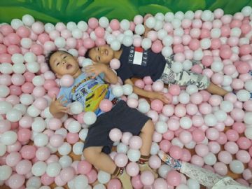 騎車玩球真好玩~