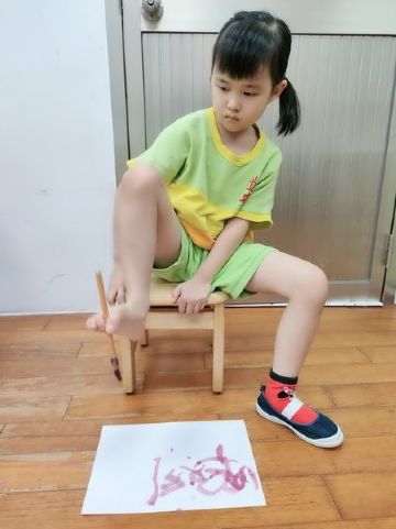 用腳夾水彩筆畫圖