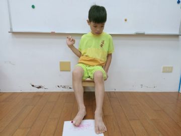 生命教育--體驗用腳畫畫
