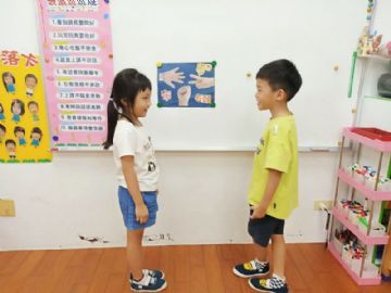 開心地來玩腳腳的剪刀石頭布