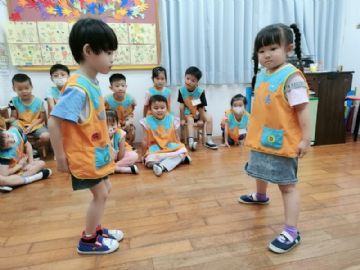 用腳玩「剪刀、石頭、布」